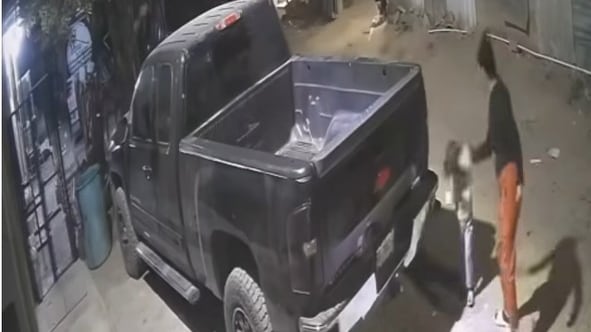 En el video se ve como la mamá golpea con toda su fuerza a su hija.