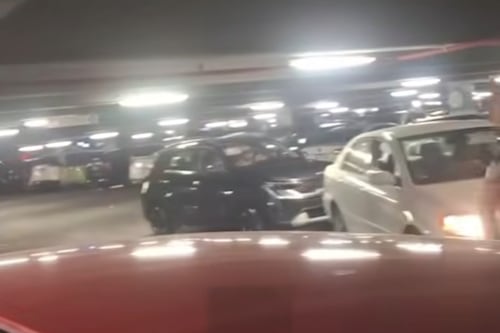 ¡Auxilio!, atrapados en el estacionamiento; clientes de centro comercial tardan más de dos horas en salir