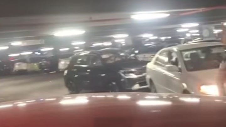 Al interior del estacionamiento había desesperación y enojo.