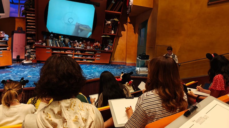 Animation Academy es una de las atracciones más divertidas en Disney California Adventure Park. Aquí aprenderás cómo se dibujan los personajes animados de Disney y se llevan a la gran pantalla