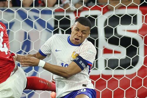 Alarmas en Francia: Kylian Mbappé sufre aparatosa lesión