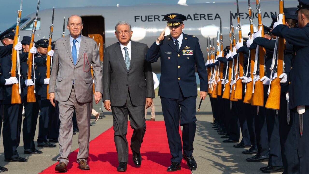 AMLO-llega-a-Colombia-para-reunirse-con-Gustavo-Petro