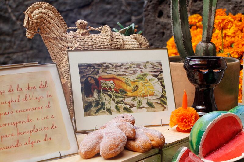 La Casa Azul de Frida Kahlo celebra la amistad de ella y Juan O'Gorman con un altar de Día de Muertos