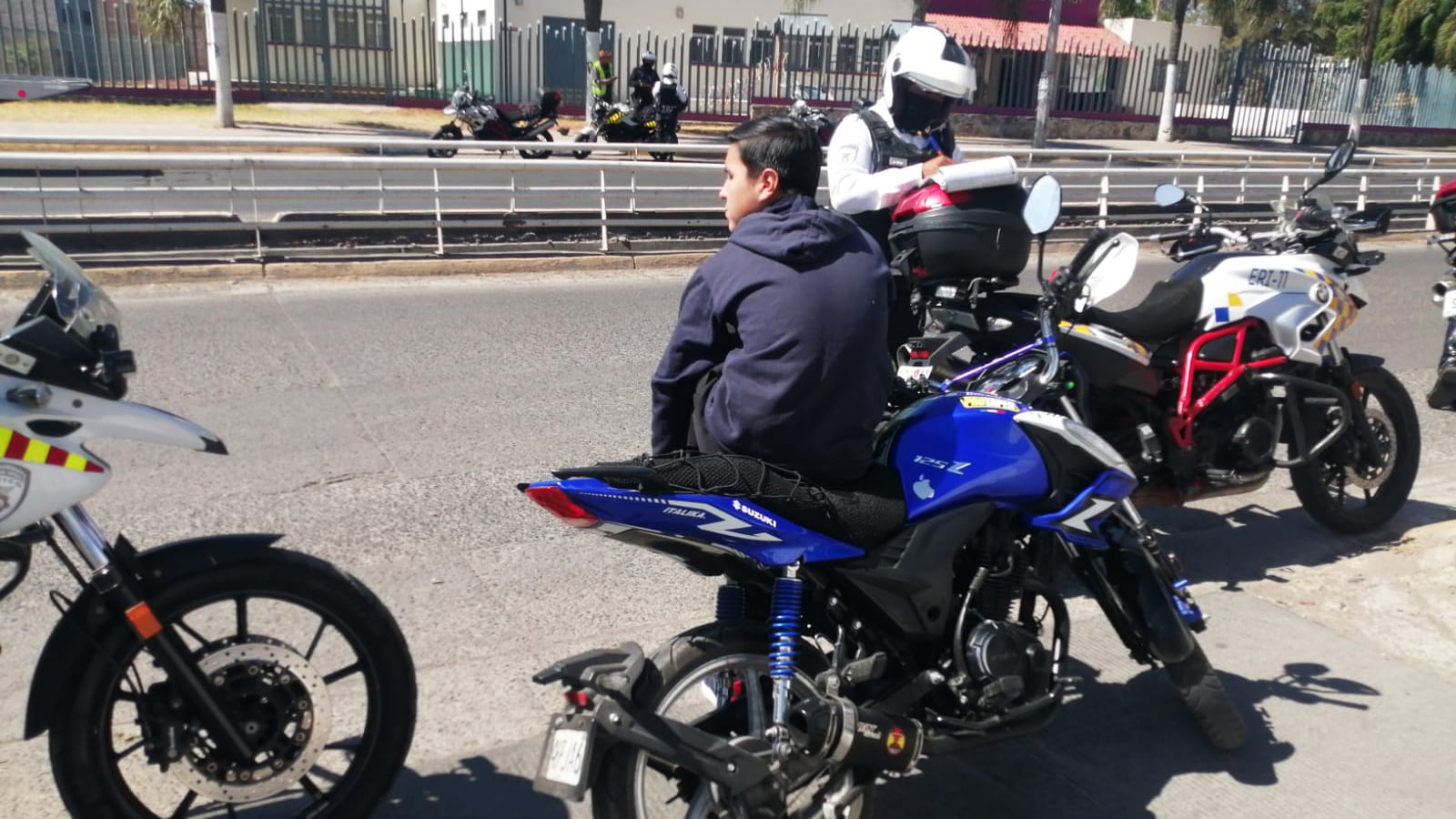 En promedio al mes se emiten 35 multas a motociclistas por transitan por lugares prohibidos como ciclovías o aceras.