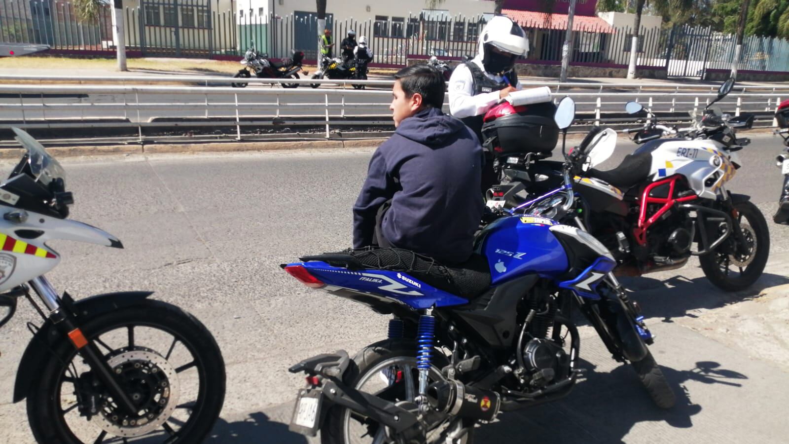 En promedio al mes se emiten 35 multas a motociclistas por transitan por lugares prohibidos como ciclovías o aceras.