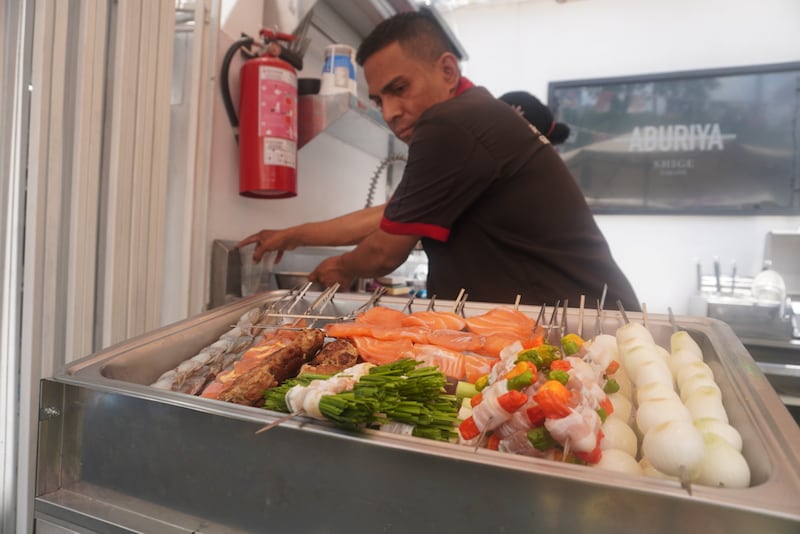 Su propuesta incluye productos del sol naciente, una  parrilla y cafetería para pasar una tarde con amigos
