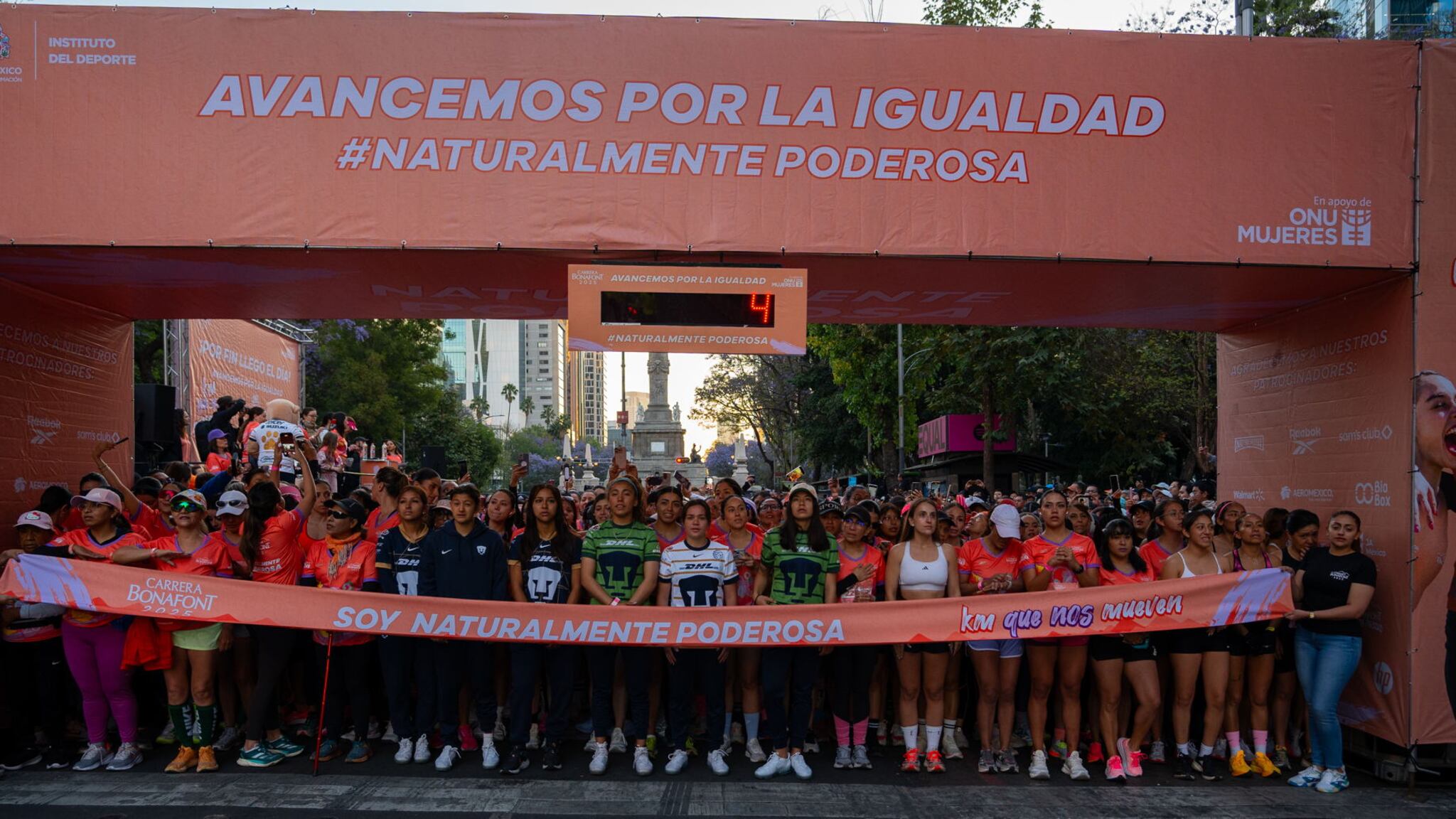 La 21ª edición de la Carrera Bonafont reunió a miles de mujeres en un recorrido de 5 km por la CDMX, impulsadas por el lema #KilómetrosQueNosMueven y un fuerte mensaje de igualdad y superación personal.
