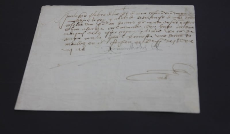 Documento histórico con firma del conquistador