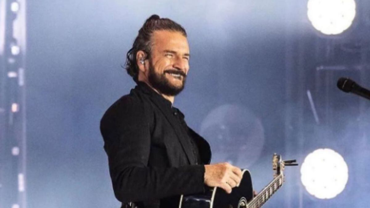 Fã tira a roupa em show de Ricardo Arjona