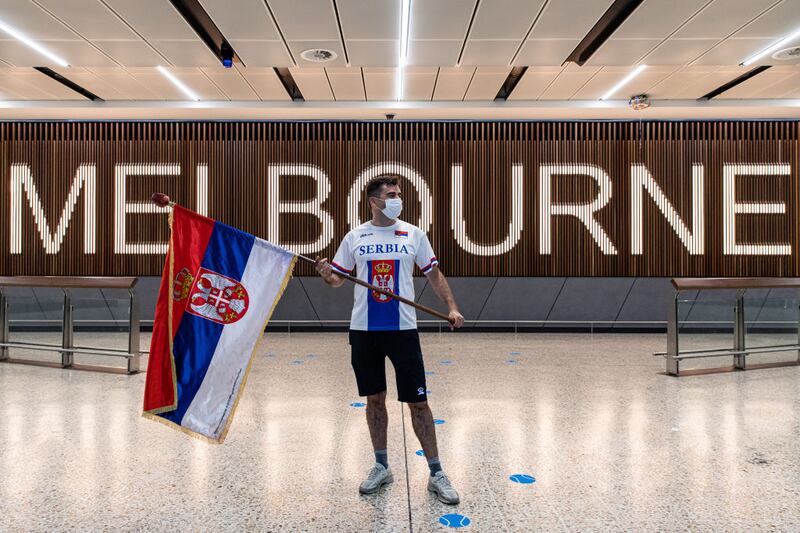 Fanático de Novak Djokovic lo espera en la terminal aérea de aquel país
