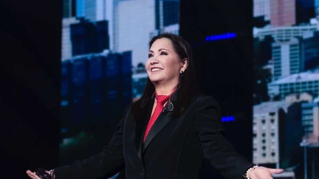 La cantante da una muestra de humildad al llegar a México.