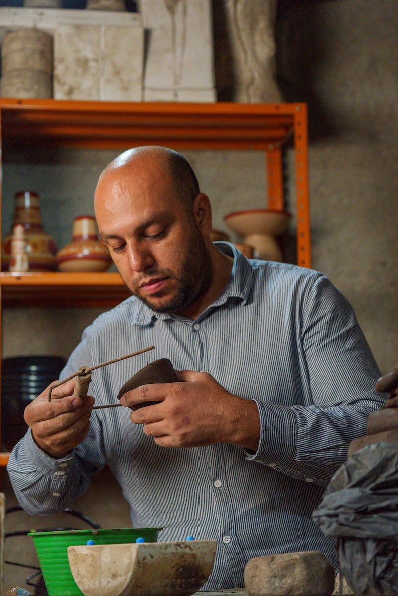 Inspirada en el arte prehispánico y elaborada con técnicas ancestrales, la Serie III de Maestro Dobel 50 Cristalino Onora combina el diseño artesanal del barro negro con un tequila de aromas y sabores excepcionales.