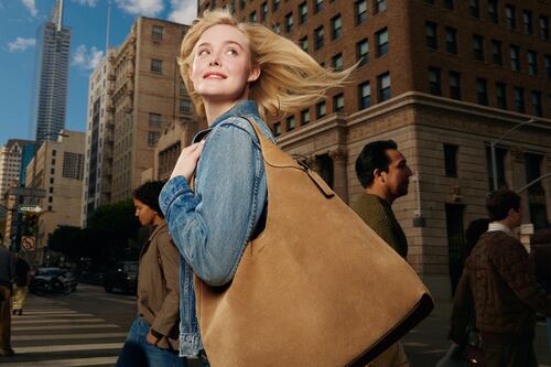 Bolsos con estilo para mamás que inspiran con su actitud