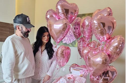 Vicente Fernández Jr. y Mariana González salen del hospital con su hija Isabella