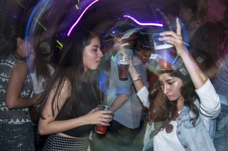 Los amigos, la familia, los medios de comunicación, los dogmas culturales, así como la industria de la venta de alcohol son algunas de las causas que llevan a los jóvenes a consumir bebidas alcohólicas de cualquier tipo. La mayoría de las veces el consumo se presenta en fiestas, antros y bares que terminan siendo los lugares predilectos para que más de la mitad de los jóvenes en México utilicen este tipo de entretenimiento para convivir. La bebida más popular entre los jóvenes es la cerveza, debido a los precios y promociones que ofrecen los comercios, los cuales tienen más demanda durante los fines de semana. El consumo de bebidas alcohólicas en los jóvenes es un fenómeno ambivalente; algunos terminan consumiendo en exceso, lo que lleva a diferentes problemas que se refleja en deficiencias en el rendimiento escolar, deserción, promiscuidad, pérdida de valores, entre otras cosas; pero uno de los problemas que más aqueja a la sociedad son los accidentes viales provocados por personas que conducen bajo los efectos del alcohol. Se calcula que en México la principal causa de muerte en jóvenes se debe a esta problemática.