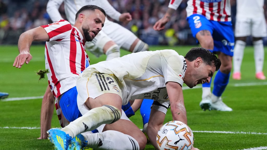 El derbi de Madrid se vio envuelto en la polémica por un penal.