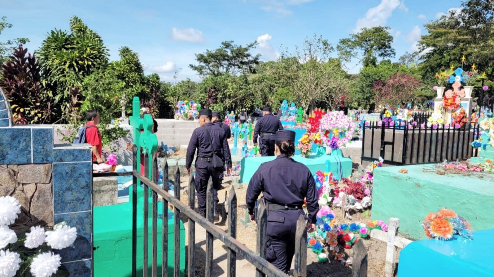 Las tumbas estaban marcadas por los grupos delincuenciales. (PNC El Salvador)