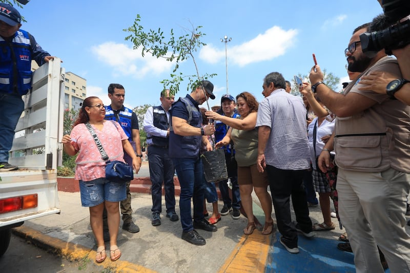 Los vecinos se comprometieron a darle mantenimiento a los árboles para que prosperen.