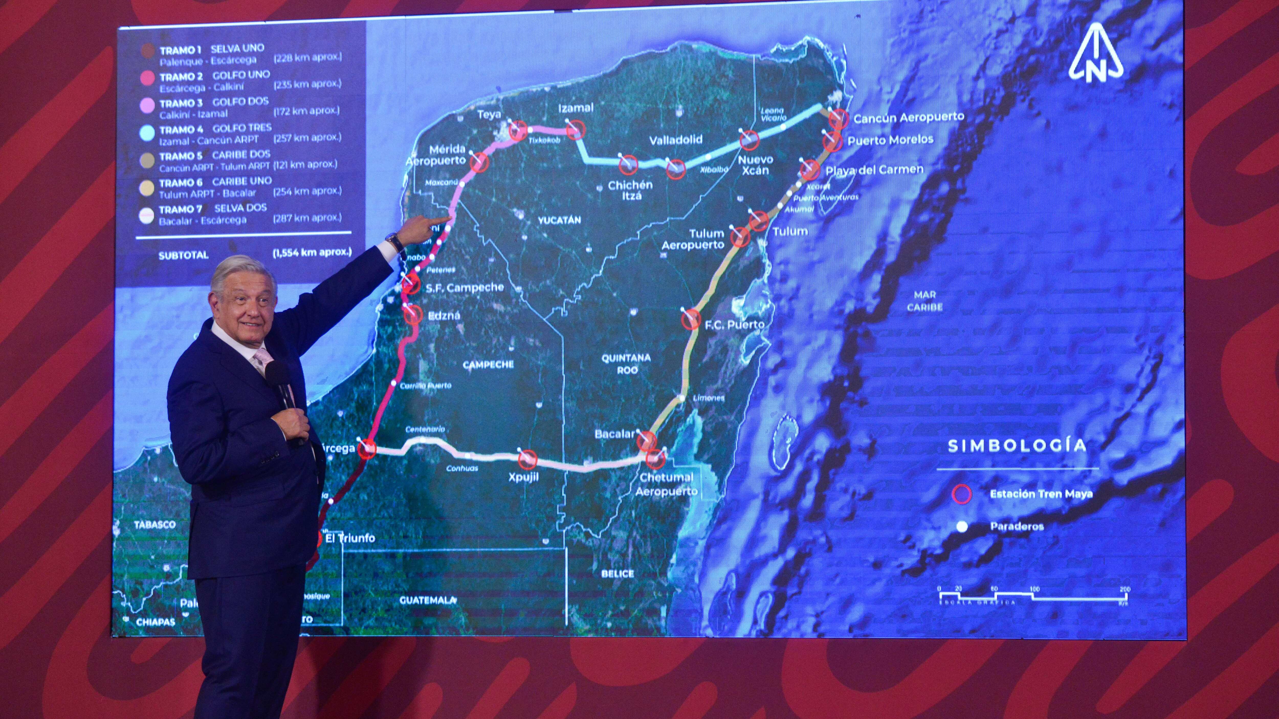 CIUDAD DE MÉXICO, 28SEPTIEMBRE2022.- Andrés Manuel López Obrador, presidente de México, encabezó conferencia matutina realizada en Palacio Nacional. El mandatario estuvo acompañado de: Ana Elizabeth García Vilchis, directora de Redes de la Coordinación General de Comunicación Social y Vocería de Presidencia, quien presentó su sección "Quién es quién en las mentiras de la semana", y Diego Prieto, director general del INAH, con la exposición del salvamento arqueológico en el proyecto del tren maya.
FOTO: MARIO JASSO/CUARTOSCURO.COM