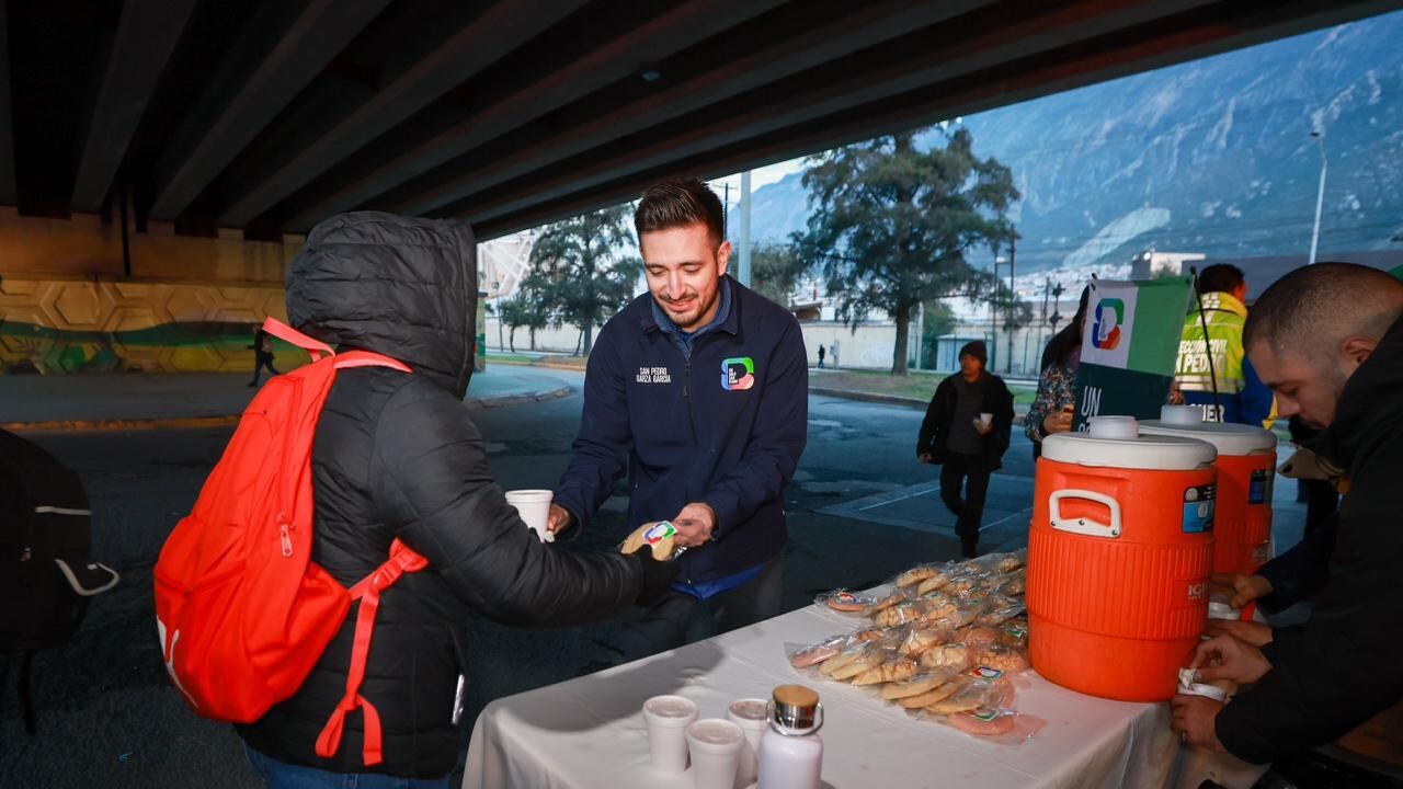 En esos lugares se entregaron bebidas calientes y pan a ciudadanos que esperaban el transporte público.