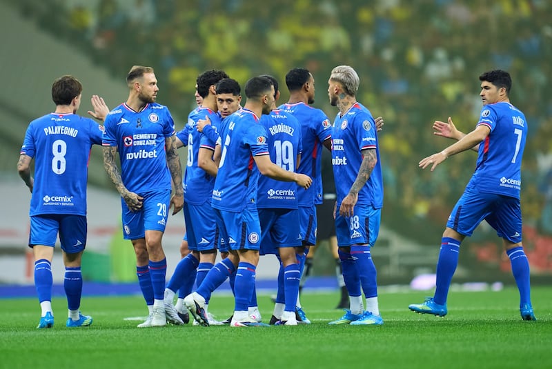 Jugadores de Cruz Azul salieron molestos del Estadio Banorte.