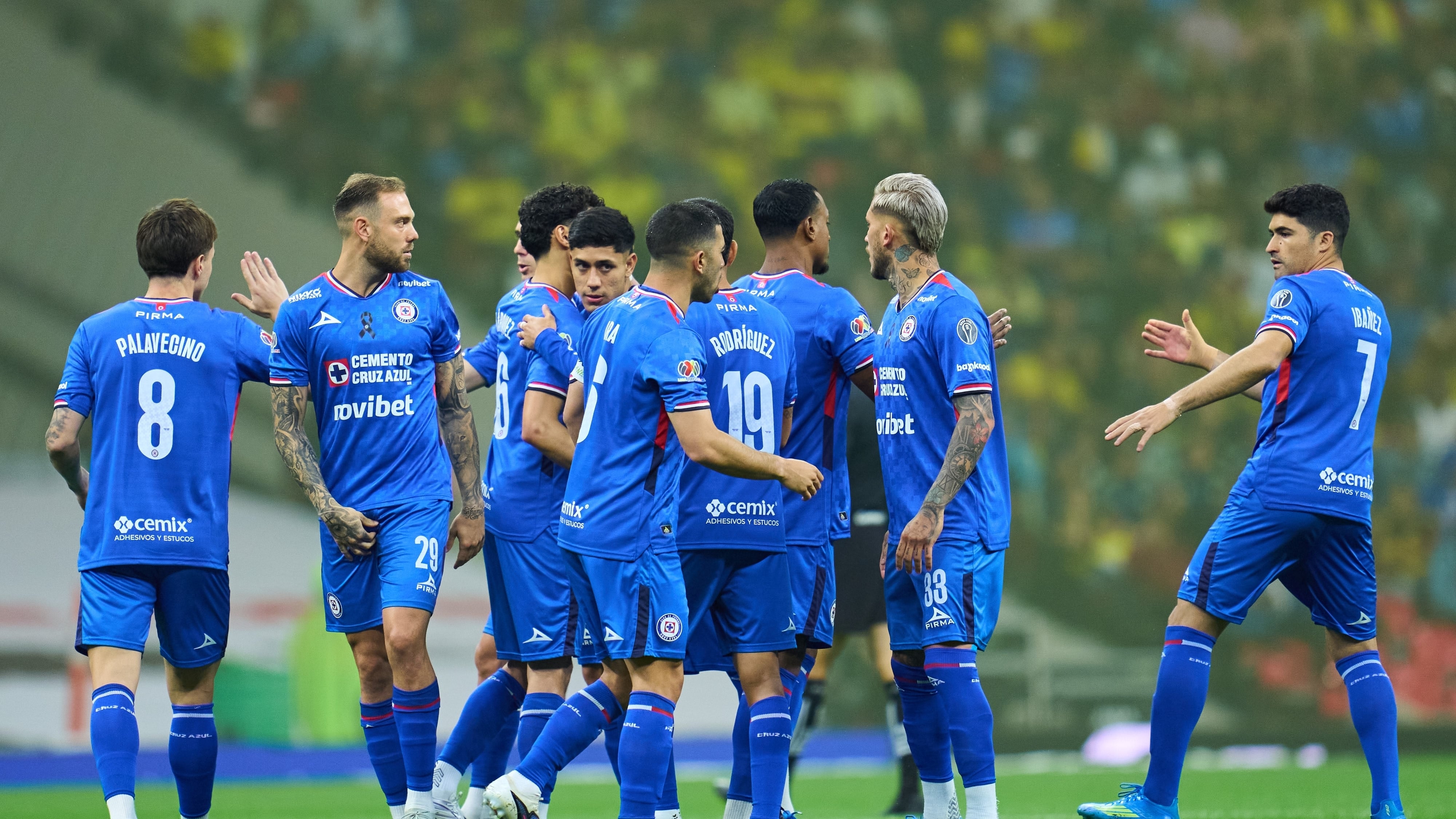 Jugadores de Cruz Azul salieron molestos del Estadio Banorte.