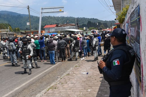 Madre golpea a su hijo con cinturón tras ser detenido por robar en calles de Edomex