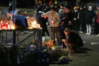 Cientos de personas homenajean a las víctimas de la tragedia de año nuevo en bar de Suiza