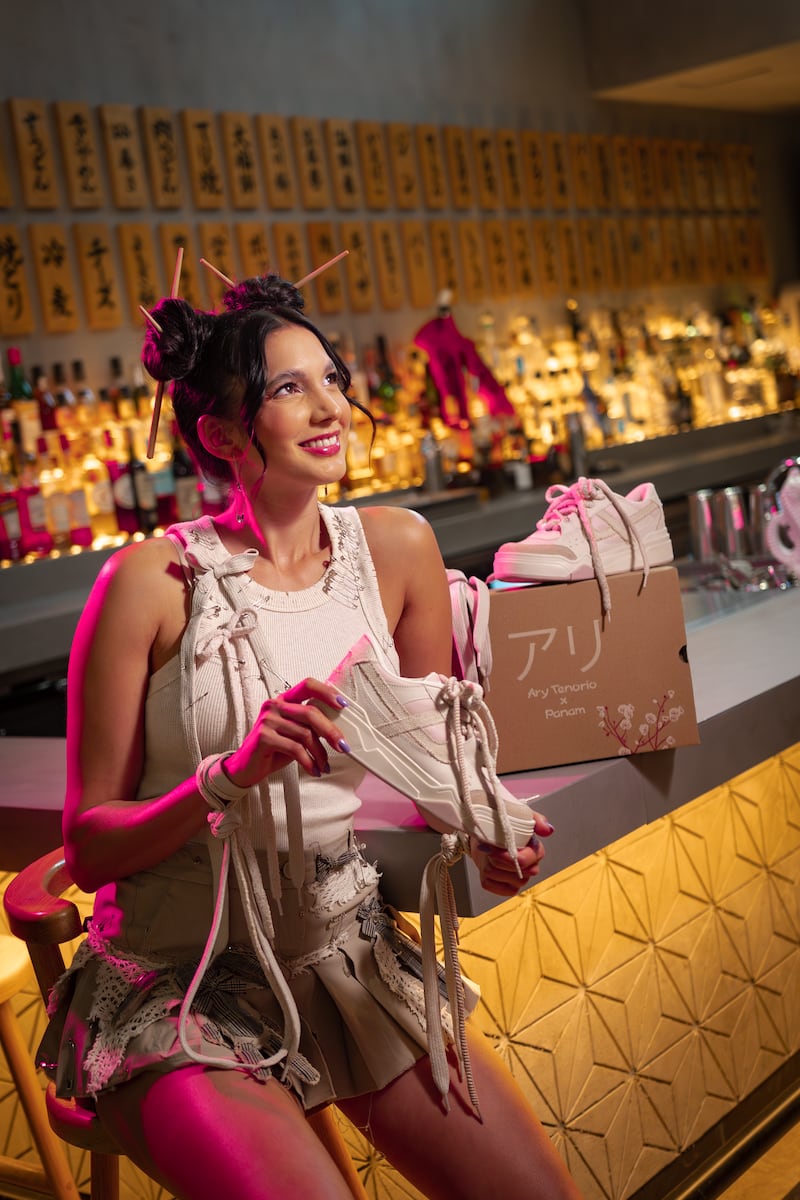 La influencer diseña junto a Panam, un par versátil con detalles en katakana, suela tipo skate, materiales texturizados y accesorios exclusivos