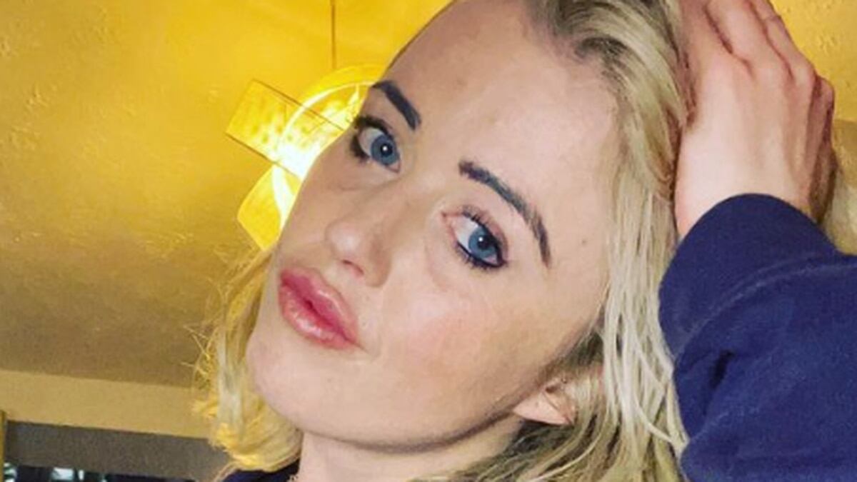 Michaela Ogilvie, una modelo de OnlyFans, creyó que era una buena idea tomar fotos en una cueva, pero vivió una mala experiencia.