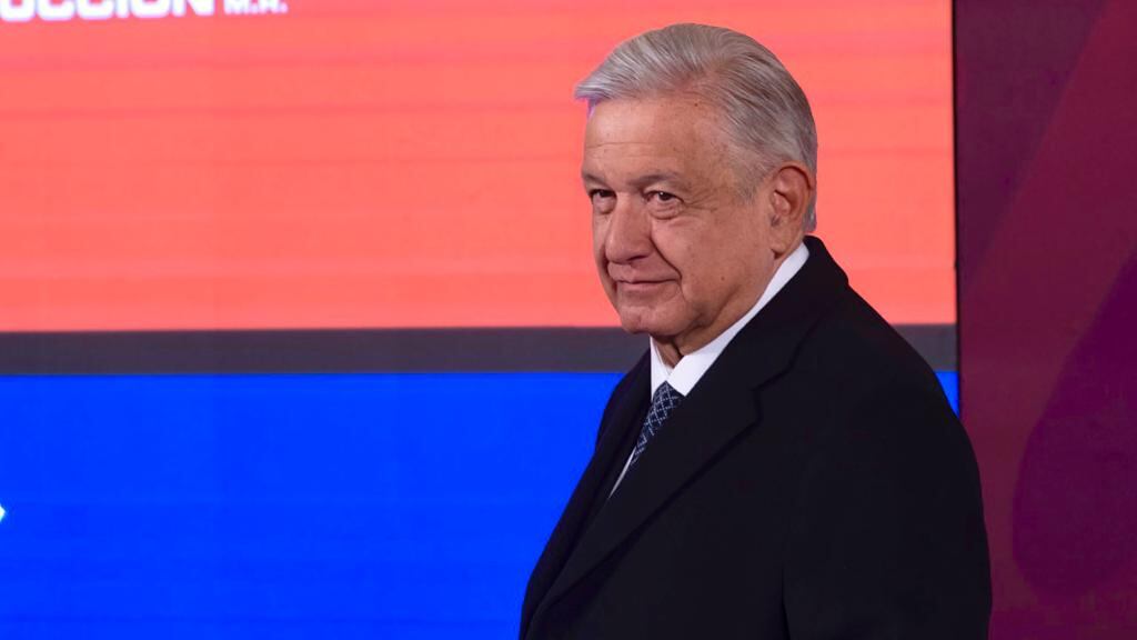 El presidente defendió a la maestra destituida en el caso Yasmín Esquivel y criticó la respuesta del rector Enrique Graue