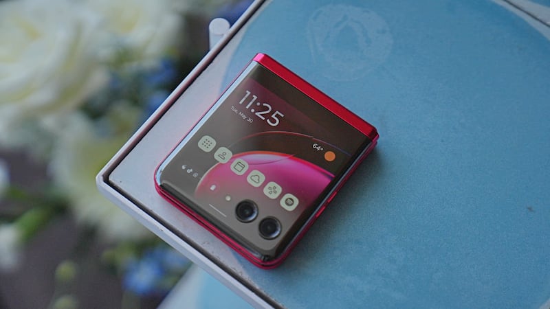 El Motorola Moto Razr Plus 2024 se ha dejado ver en una serie de controvertidos renders que encendieron un debate sobre la innovación real.