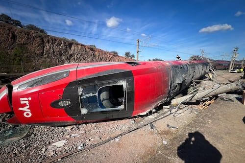 Sube a 39 la cifra de muertos por choque de trenes en España; continúan labores de rescate