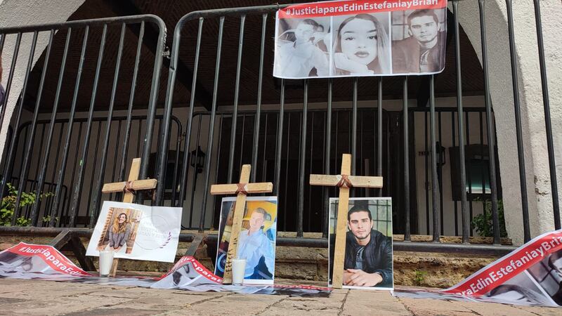 Los familiares colocaron lonas y tres cruces de madera frente a Casa Jalisco que estaba rodeada de vallas.