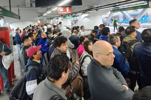 Metro CDMX colapsado esta mañana: usuarios reportan trenes detenidos hasta 20 minutos