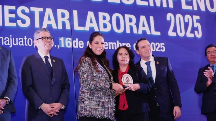 De manera simbólica, se reconoció a 34 personas que representan el esfuerzo colectivo de distintas dependencias.