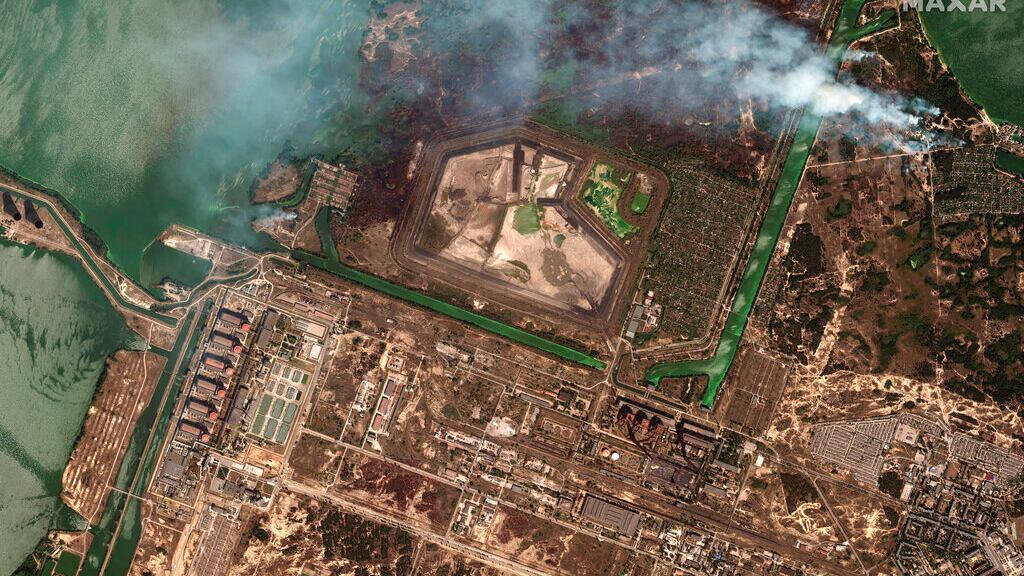 Esta imagen satelital proporcionada por Maxar Technologies muestra incendios en la vegetación afuera de la planta nuclear de Zaporiyia, el lunes 29 de agosto de 2022, en Ucrania.