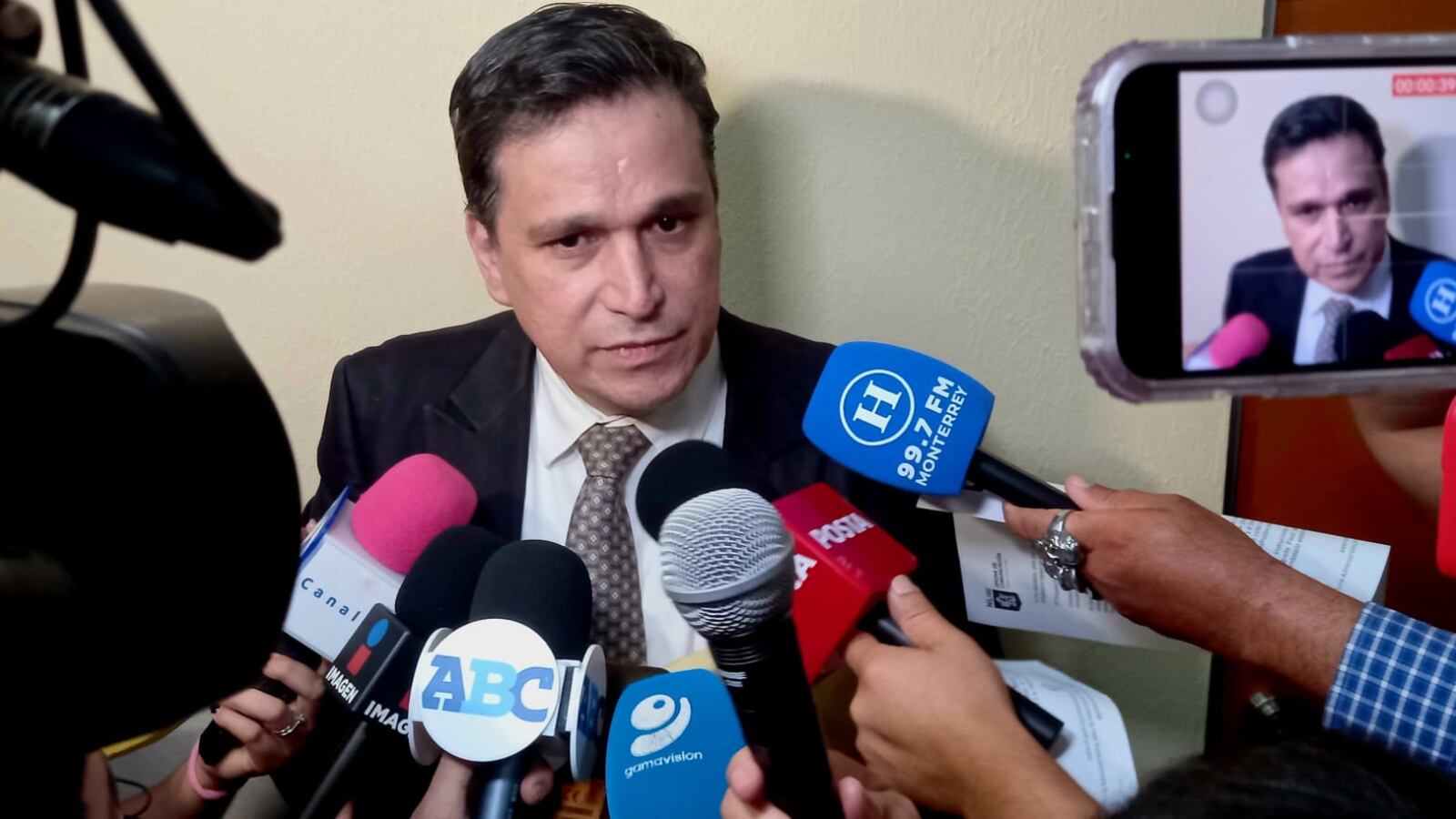 Carlín estuvo más de una hora en la Oficialía de Partes del Congreso.