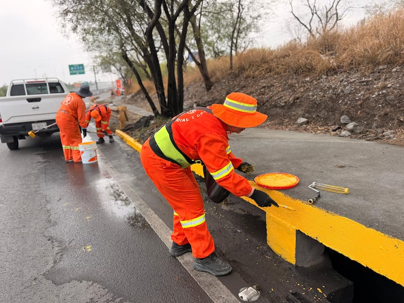 Las obras de limpieza y pintado de cordones continúan por toda la metrópoli.