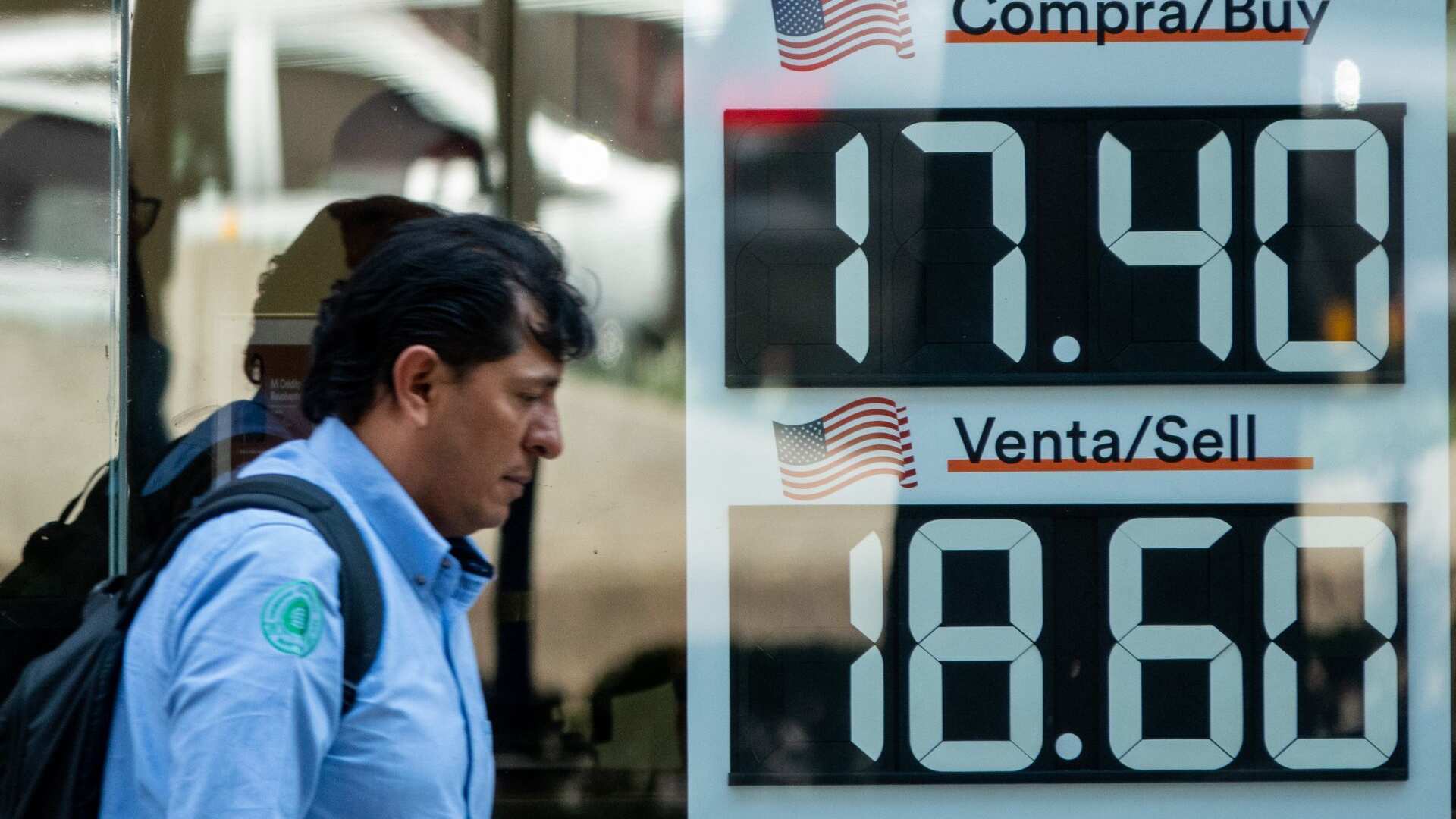 El precio del dólar bajo a niveles de 18 pesos en las sucursales bancarias, durante los últimos días; aunque a nivel interbancario llego a 17.97 pesos.