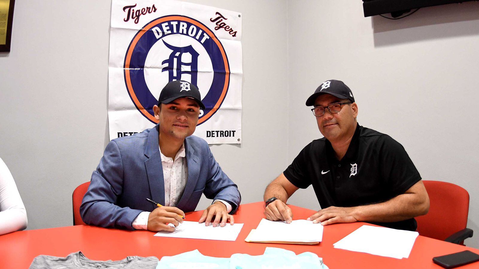 Mexicano Édgar Lugo firma con los Tigres de Detroit