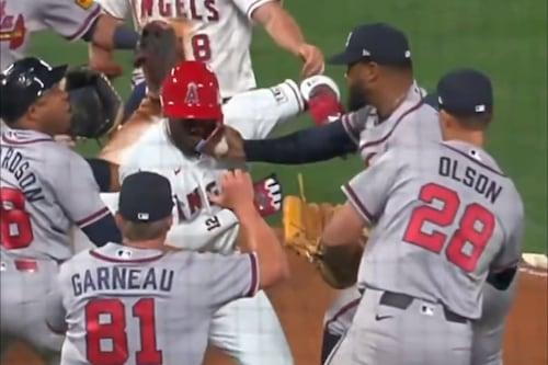 ¡Imágenes sensibles! Jugador de la MLB agrede a rival con brutal golpe en el rostro
