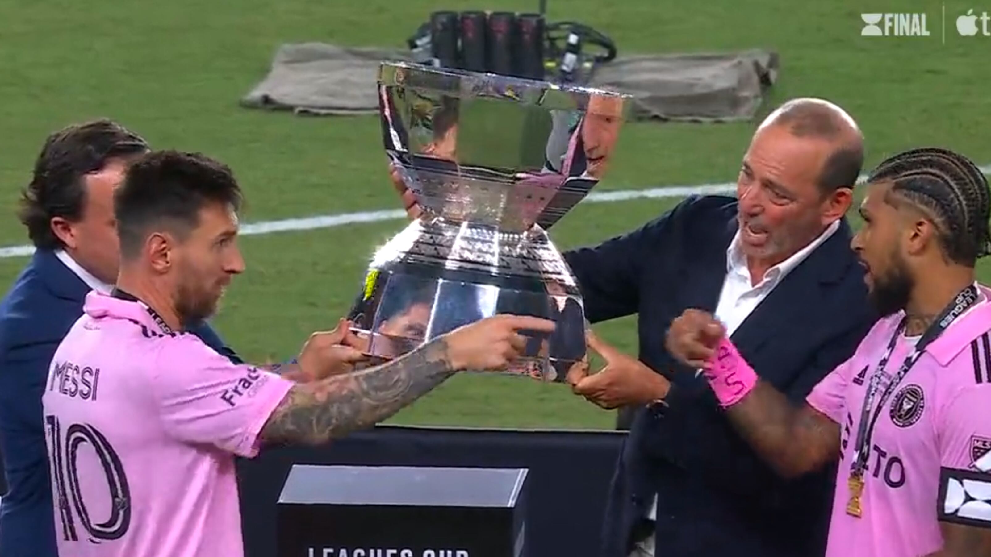 Messi cedió el gafete de capitán a Yedlin y ambos levantaron el primer trofeo en la historia del Inter de Miami.