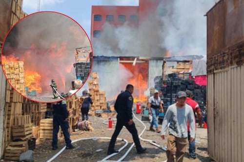 Bomberos luchan contra fuerte incendio en Iztapalapa; humo se ve desde varios puntos de CDMX