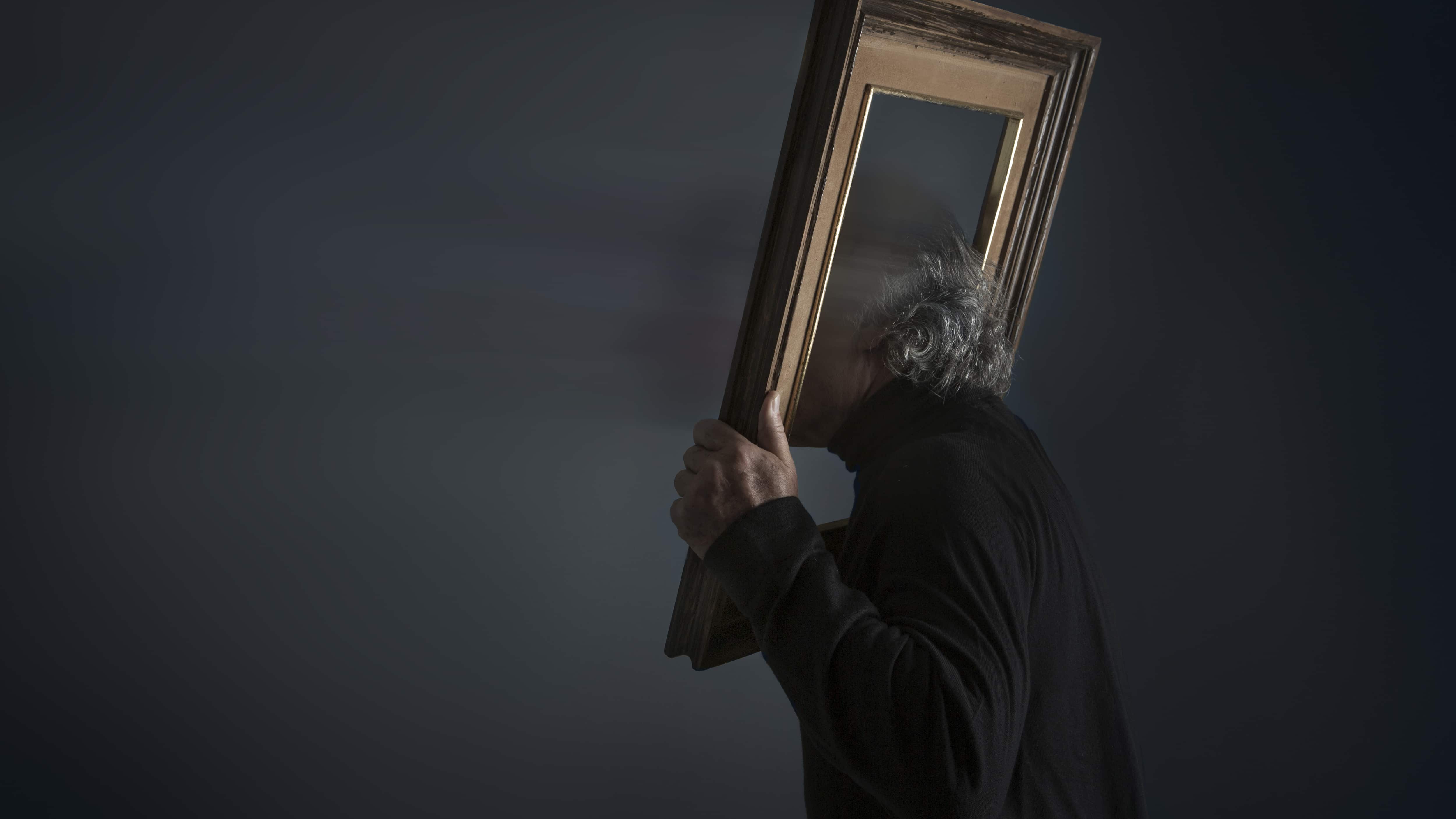 En esta obra Ricardo Elias convierte 26 años de columnas en objeto de arte con fotografía conceptual y pensamiento crítico