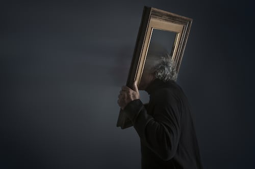 “YO. Frases agudas”, el libro que desafía al lector a pensar por sí mismo