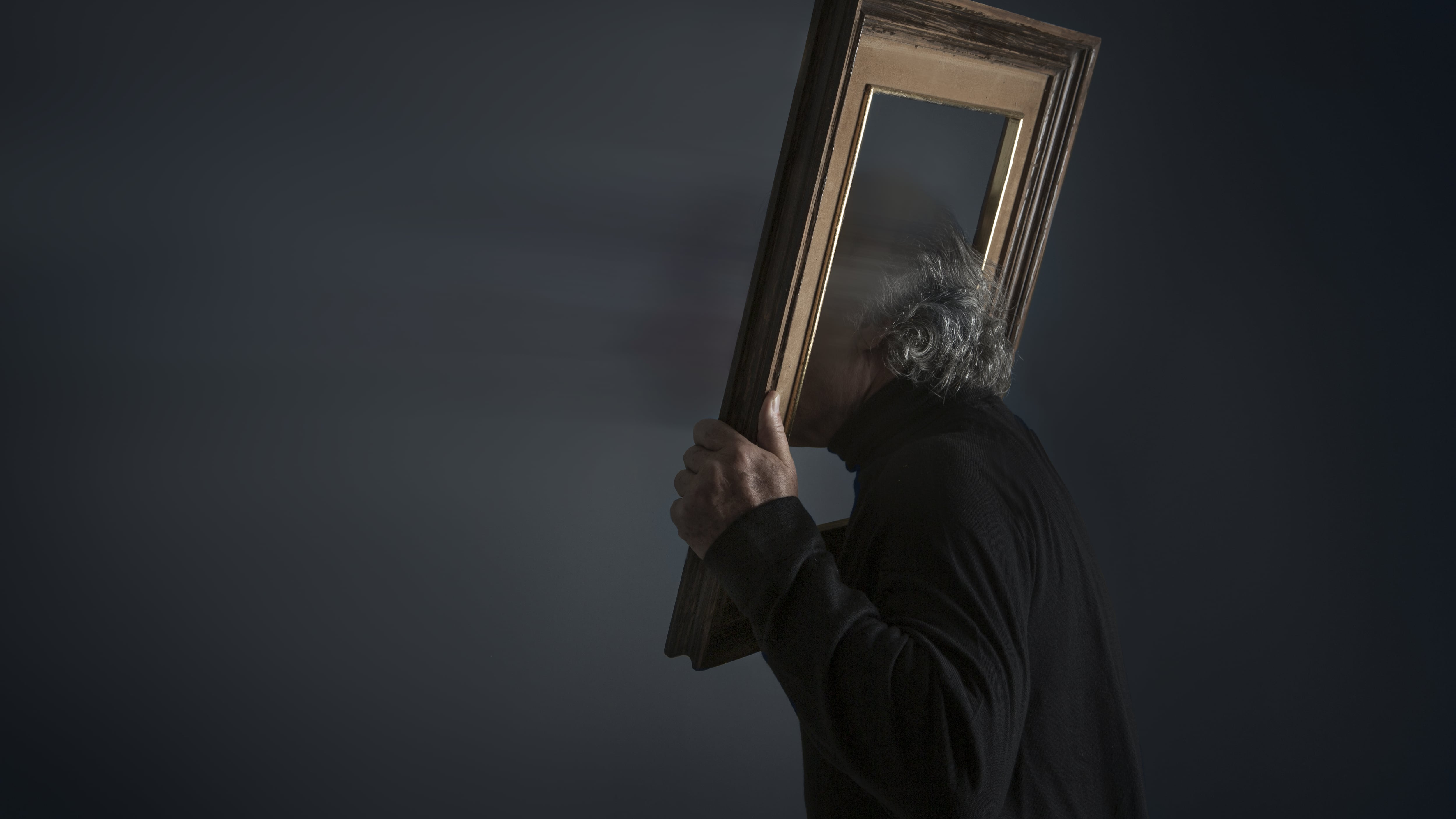 En esta obra Ricardo Elias convierte 26 años de columnas en objeto de arte con fotografía conceptual y pensamiento crítico