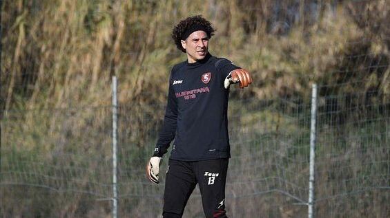 Ochoa debutó con el Salernitana en partido de preparación y le metieron un gol