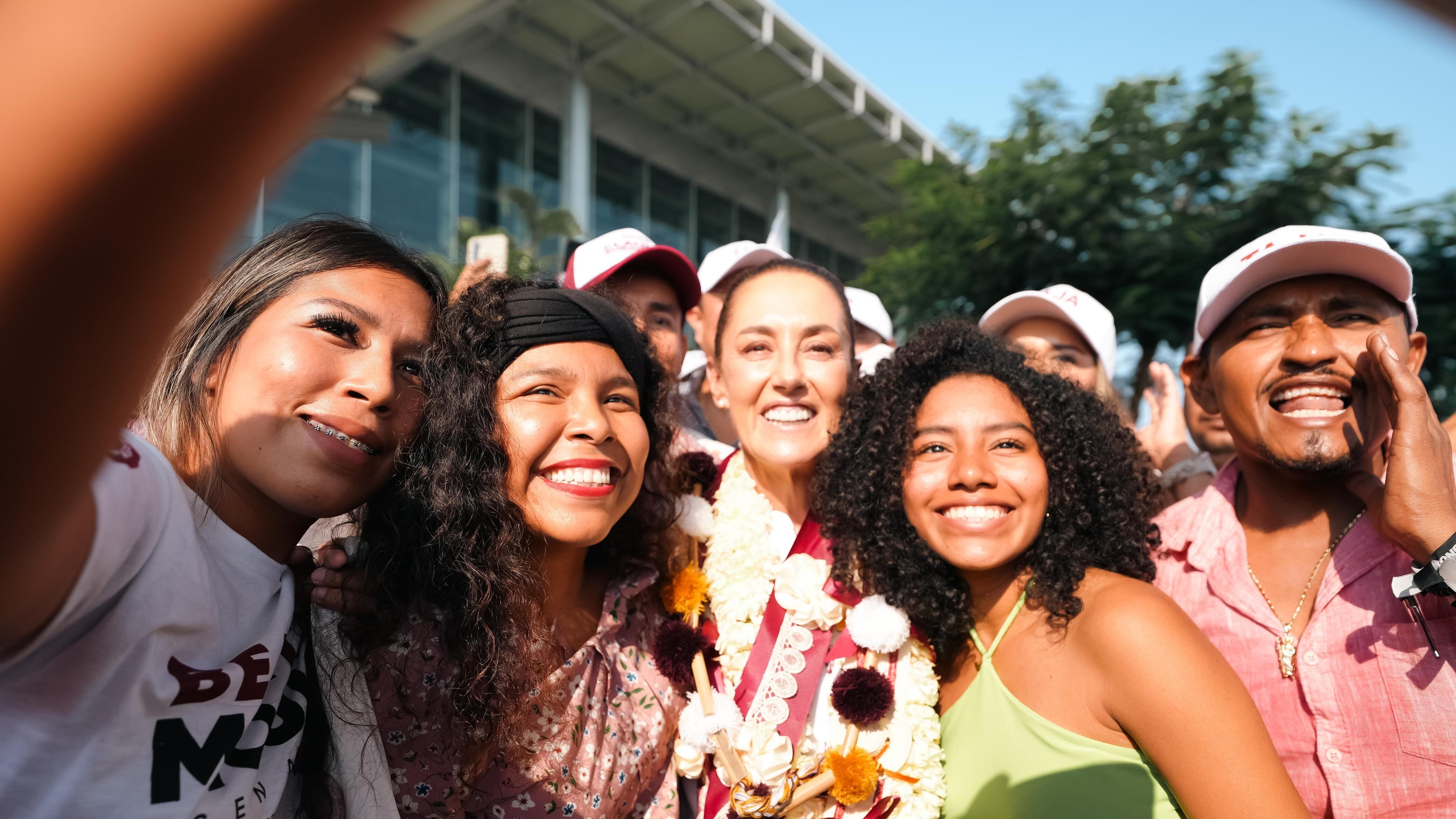 En un auténtico carnaval, simpatizantes le dan la bienvenida a Claudia Sheinbaum en Acapulco