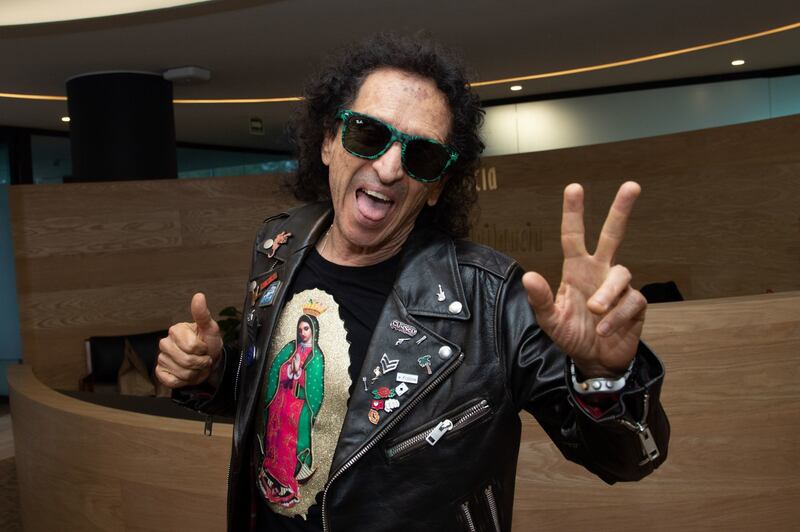 Alex Lora adapta canción Chavo de Onda para comercial
